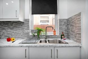 Spacious 5 Bed 3 Bath, Sleeps 11, WIFI, Parking,  Vacation rental in Leicester
