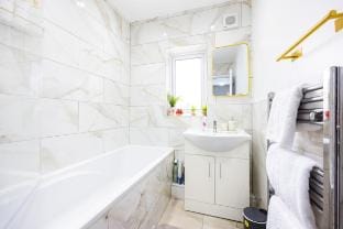Modern 3-Bedroom Living in Vibrant Stratford, E15 Vacation rental in London