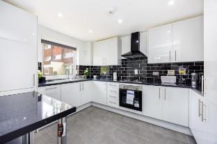Modern 3-Bedroom Living in Vibrant Stratford, E15 Vacation rental in London