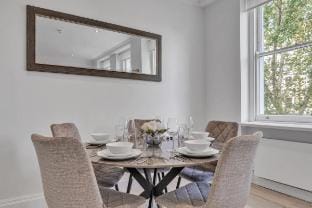 Luxury 3-Bedroom apartment next to Harrods Vacation rental in City of Westminster
