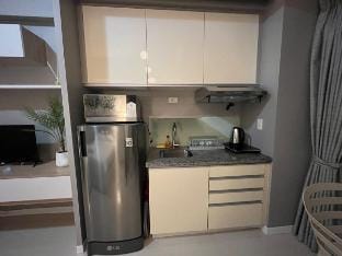 Modern condo, (3) min walk to Ayala, near IT Park Vacation rental in Lapu-Lapu City