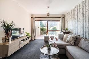 Designer garden|1km to Mandela Sq|King Bed|DStv Vacation rental in Sandton