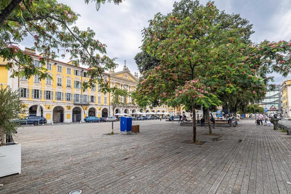 a/c Mezzanine apt 2BR/4P - Place Garibaldi Apartment in Nice