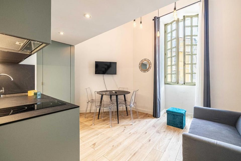 a/c Mezzanine Apt 1BR/2P - Place Garibaldi Apartment in Nice