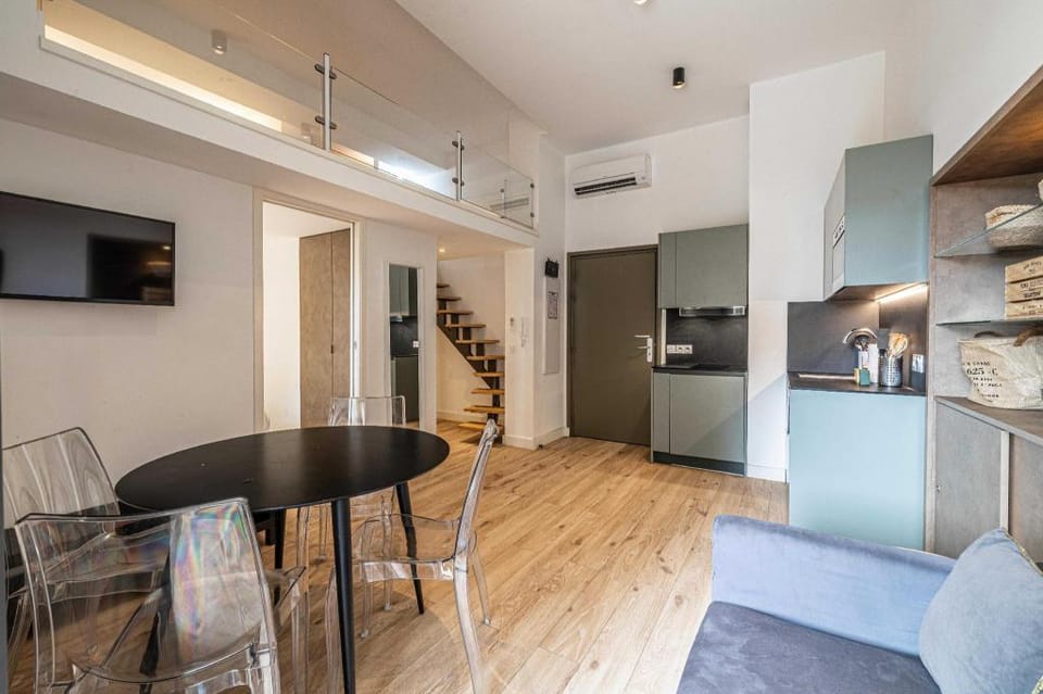 Modern Mezzanine Apt 2BR/4P - Place Garibaldi Apartment in Nice