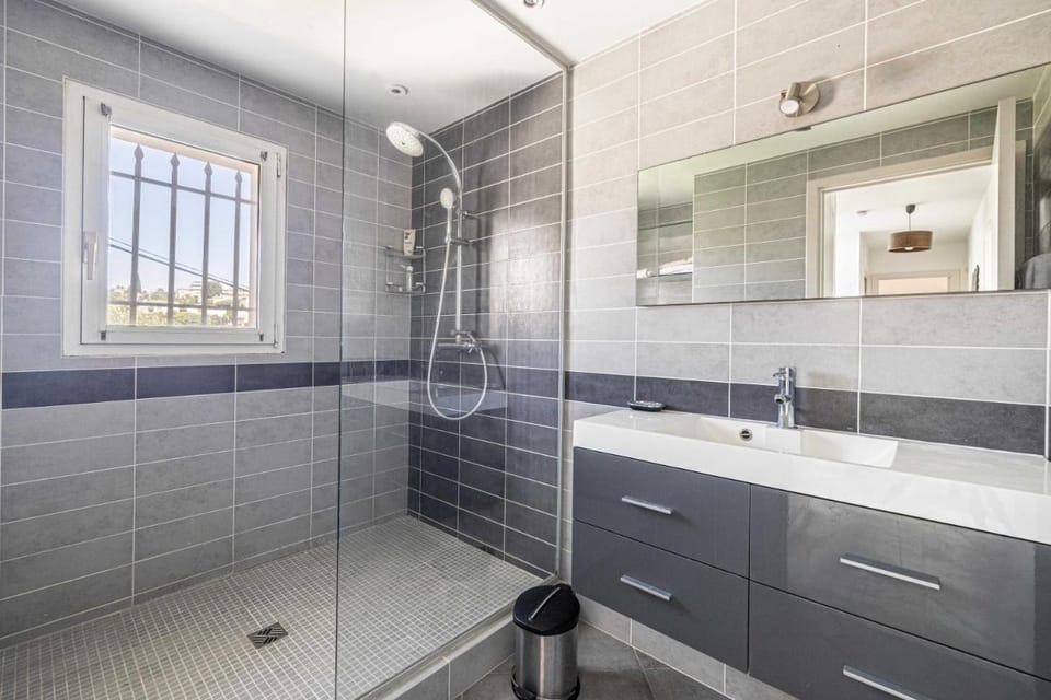 A/c Villa 8BR/15P with Pool & Tennis – Antibes Apartment in Antibes