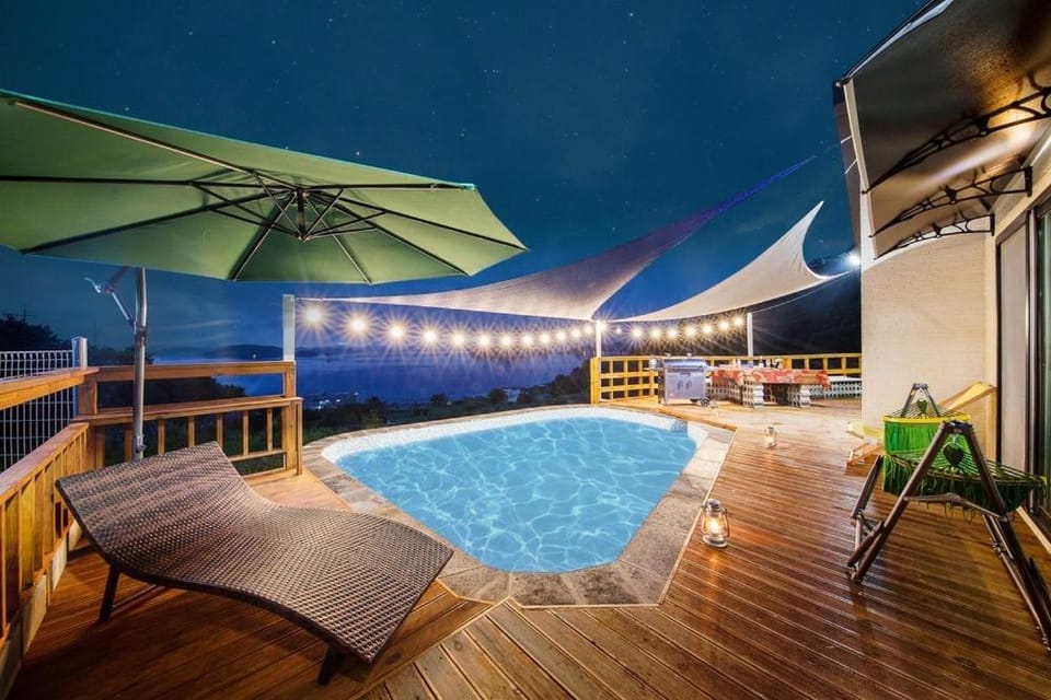 Geoje DogDog Pet Pool Villa Pension Bed and Breakfast in South Korea