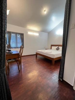 Cozy 3-Bedroom Villa with Lawn & Scenic Views Villa in Ooty