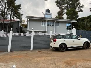 Cozy 3-Bedroom Villa with Lawn & Scenic Views Villa in Ooty