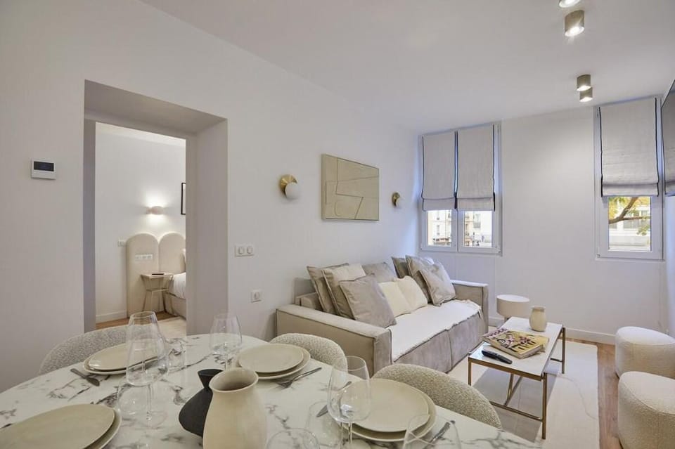 2-Bedroom Apartment with A/C – Canal St Martin Apartment in Paris