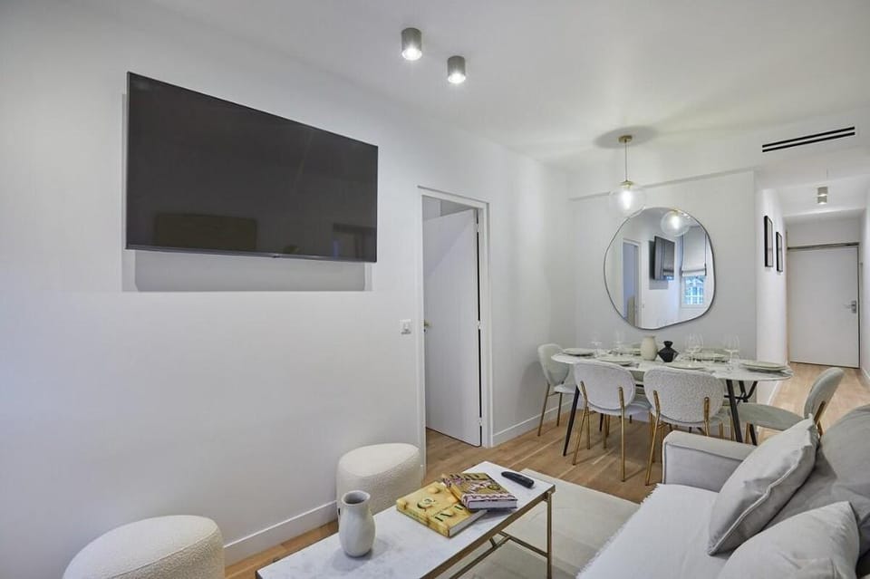 2-Bedroom Apartment with A/C – Canal St Martin Apartment in Paris