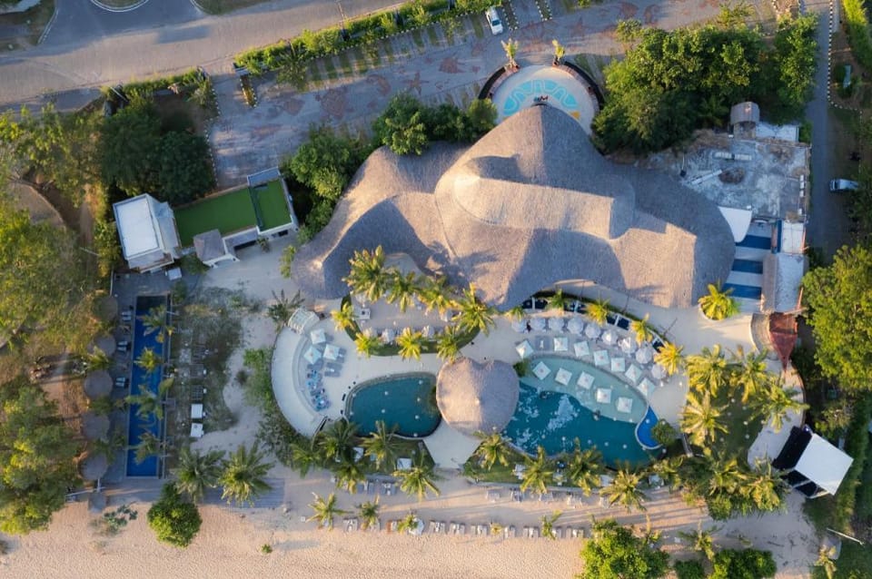 Statler Private Beach Villa Mandalika Hotel in Pujut