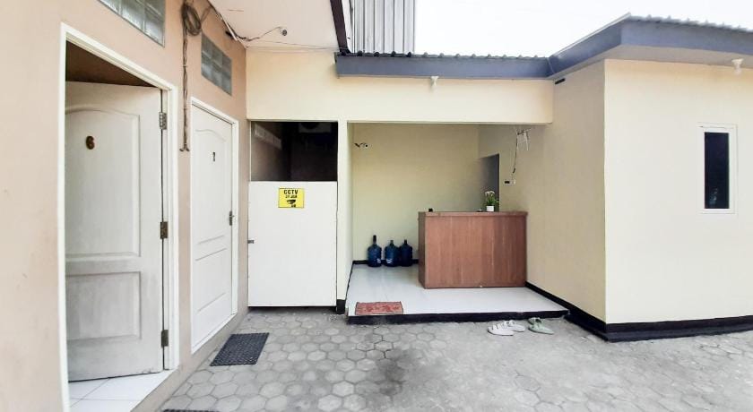 GO Homestay RedPartner near Alun-Alun Mojokerto Hotel in East Java