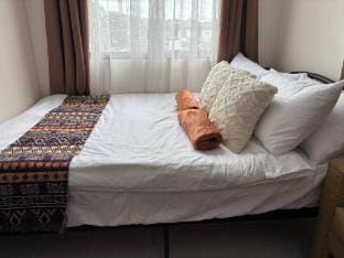 Dainty Den LS217/ Chic & Relaxing Stay Near EK Apartment in Santa Rosa