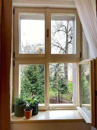 Warm courtyard studio | 5 min Metro A | Fast Wi-Fi Apartment in Prague