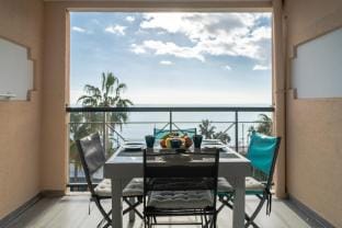 Vue Mer, Piscine & Balcon – Élégant Appartement à Cannes Apartment in Cannes