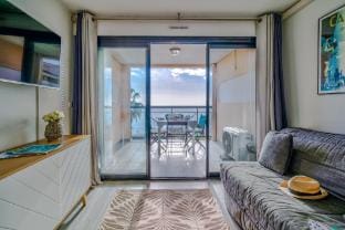 Vue Mer, Piscine & Balcon – Élégant Appartement à Cannes Apartment in Cannes