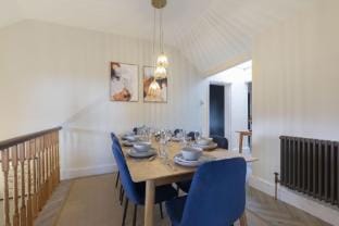 Stunning 4 Bedroom Top Floor Apartment Close to Cheltenham  Apartment in Cheltenham