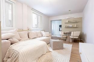 F2 Modern Louvre  Apartment in Paris
