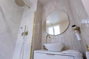 F2 Modern Louvre  Apartment in Paris