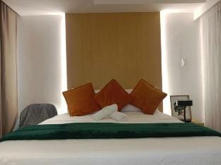 Azure 27SQM Condo Pool View & 7.7 Kms from Airport Apartment in Paranaque