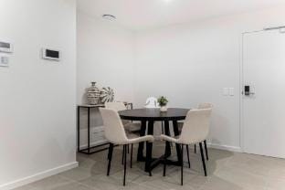 Modern Melrose Park Retreat for 6 Guests Apartment in Sydney