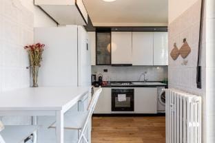 Family Friendly & Spacious w Balcony near Metro Apartment in Milan