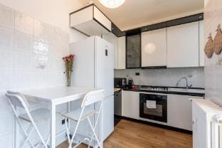 Family Friendly & Spacious w Balcony near Metro Apartment in Milan