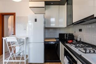 Family Friendly & Spacious w Balcony near Metro Apartment in Milan