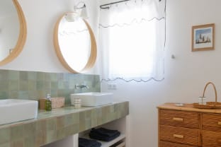 La Maison Violette Paradou Apartment in Arles