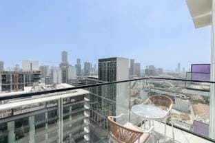JVC 1 bed Sleeps 2 with Private Balcony Apartment in Dubai