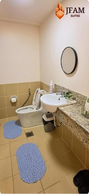JFam Allegra Condo with Balcony, FREE Parking Apartment in Makati