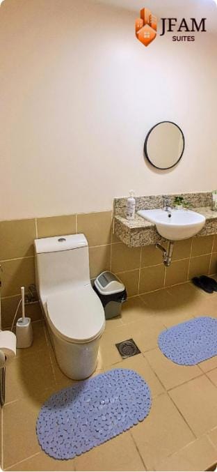 JFam Allegra Condo with Balcony, FREE Parking Apartment in Makati