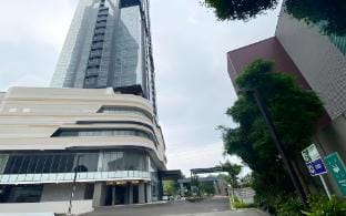 Near Mall 1BR at Grand Sungkono Lagoon By Travelio Apartment in Surabaya