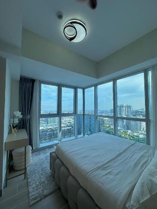 Spacious 1 BR suites| 3Beds with City View @ BGC Apartment in Makati