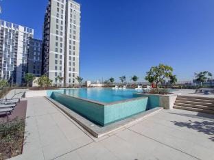 Dubai Hills sleeps 4 in a Great Location Apartment in Dubai