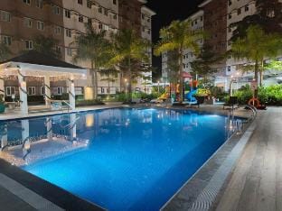 HappyStays C: 300mbps |65"TV w/ NFLX, Disney| Loft Apartment in Calabarzon
