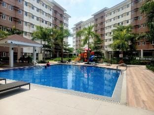 HappyStays C: 300mbps |65"TV w/ NFLX, Disney| Loft Apartment in Calabarzon