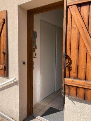 Appartement Terrasse à Giron 01130, wifi, parking Apartment in Auvergne-Rhône-Alpes
