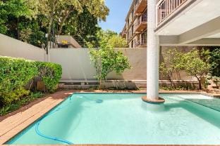 Tree Top Balcony| King Bed |1 km to Malls+Guatrain Vacation rental in Sandton