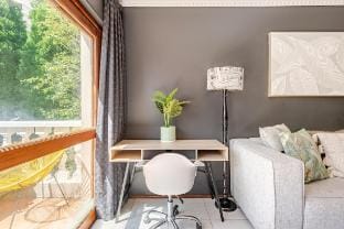 Tree Top Balcony| King Bed |1 km to Malls+Guatrain Vacation rental in Sandton