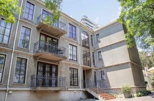 Sandton Central |Back-upPower|Fireplace|1km 2Malls Vacation rental in Sandton