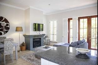 Sandton Central |Back-upPower|Fireplace|1km 2Malls Vacation rental in Sandton
