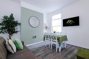 Finchley House- 4 BR House with Parking- Groups Vacation rental in Liverpool