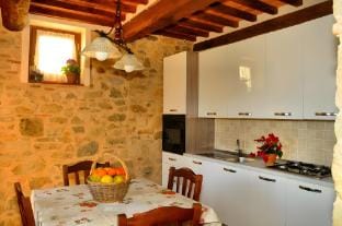 La Stalla | Tuscany 1BR Apt Pool & Vineyard Views Vacation rental in Emilia-Romagna
