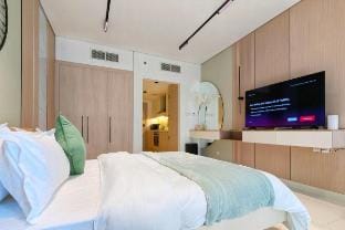 Luxe Studio, 10 min Walk to Business Bay Metro Vacation rental in Dubai