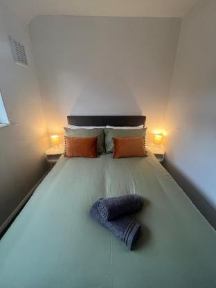 3-4 BR house | Home from home | front+rear parking Vacation rental in Gosport