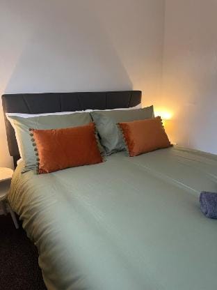 3-4 BR house | Home from home | front+rear parking Vacation rental in Gosport