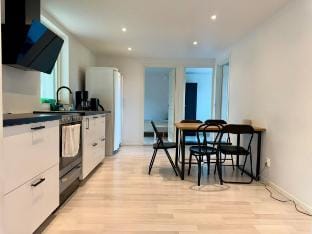 Workers Home • 8BR • 13 Beds • 2 Kitchens • 2 Bath Vacation rental in Gothenburg