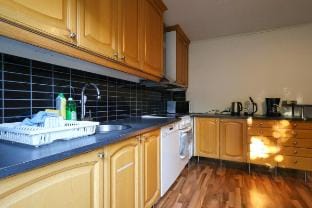 Workers • 8BR • 13 Beds • 2 Kitchens• Parking Vacation rental in Västra Götaland County